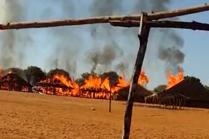 Incêndio destrói casas de aldeia indígena em MT