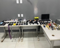 Polícia Militar prende dupla por roubo, recupera celulares, relógios e apreende simulacros de arma de fogo